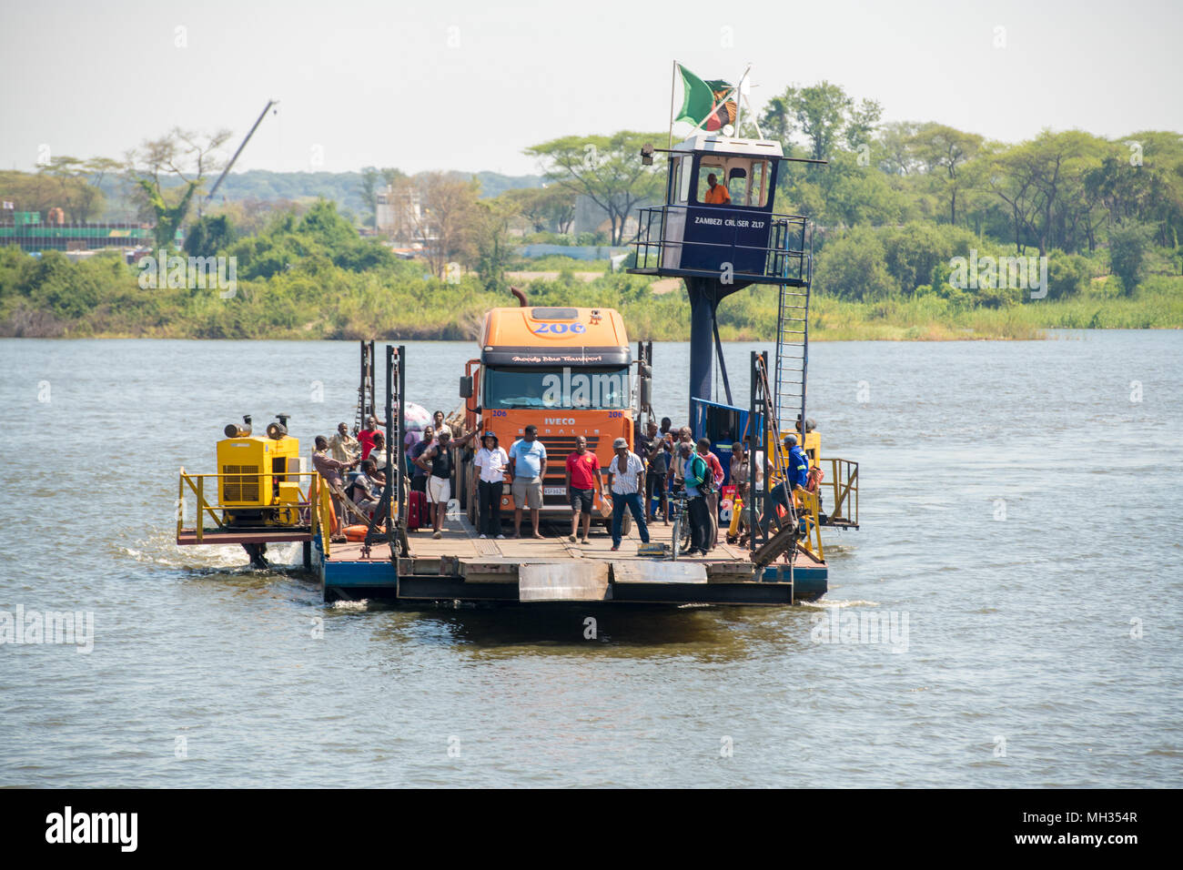 Traversata in traghetto sul fiume Zambesi a Kazengula traversata in traghetto dal Botswana di Zambia Foto Stock