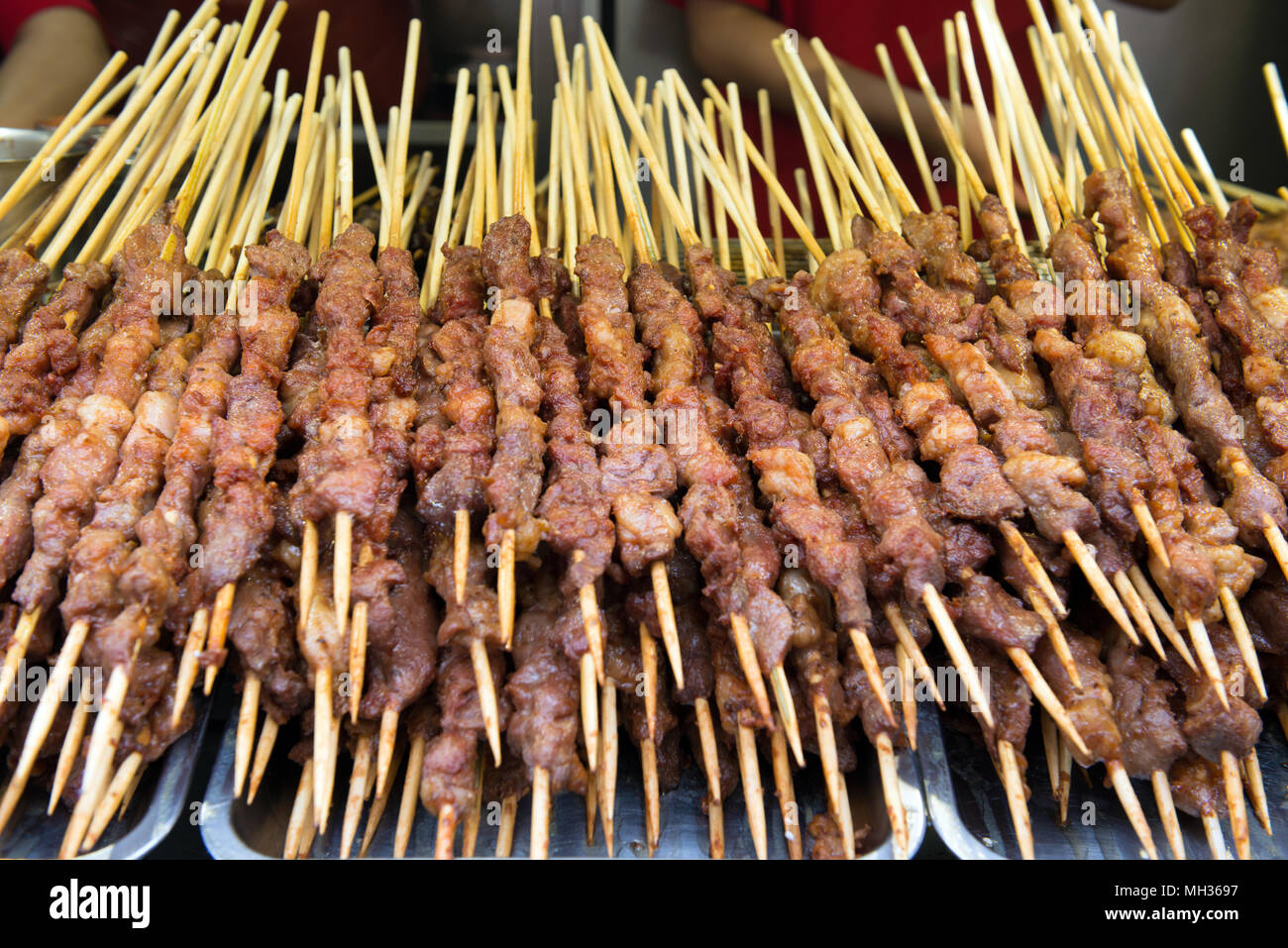 Carne alla griglia su bastoni a Wangfujing street Foto Stock