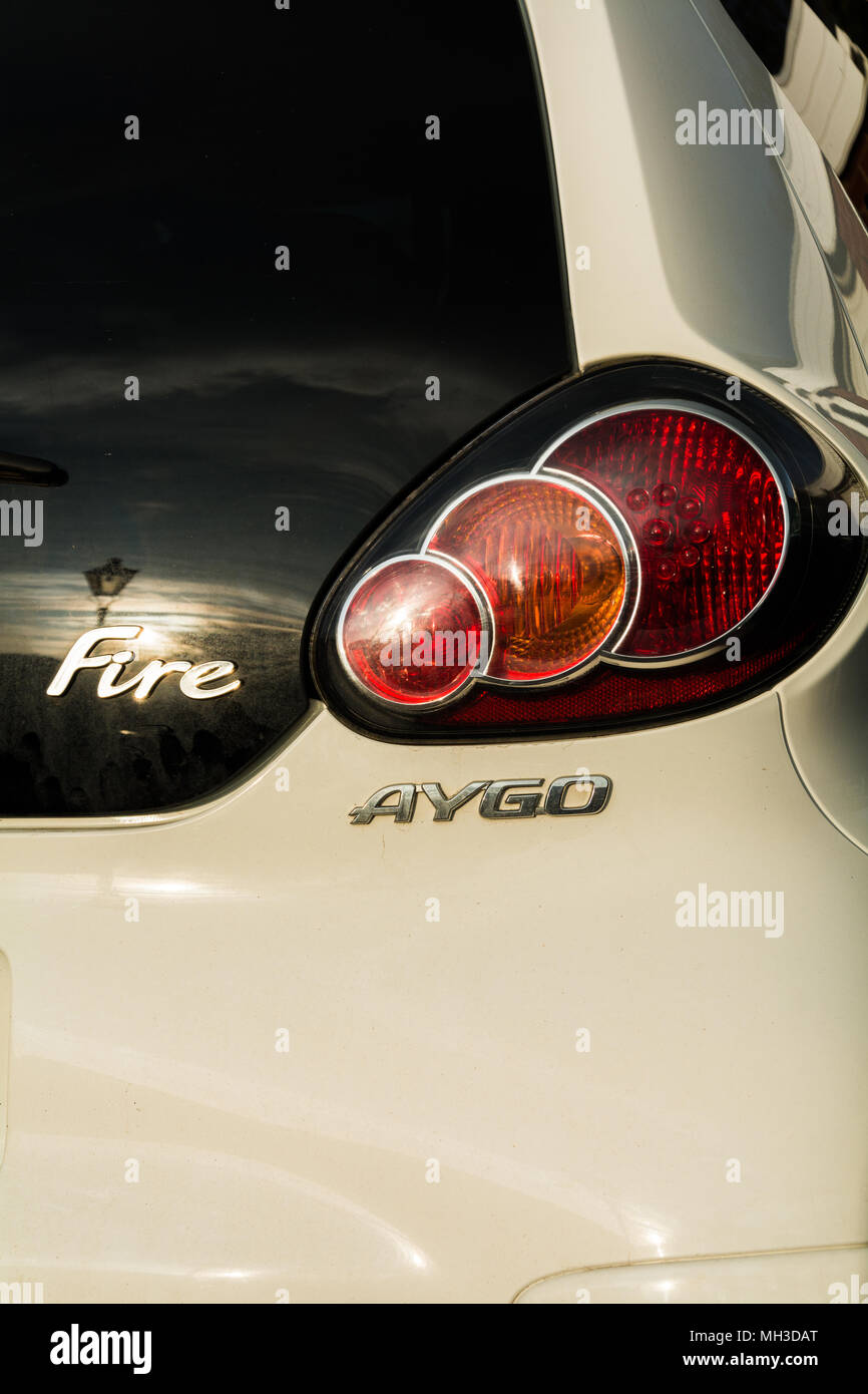 La luce posteriore sinistra di un bianco Toyota Aygo (Fire), modello 2013. Esenzione fiscale (nel Regno Unito) perché è a meno di 1 litro motore Foto Stock