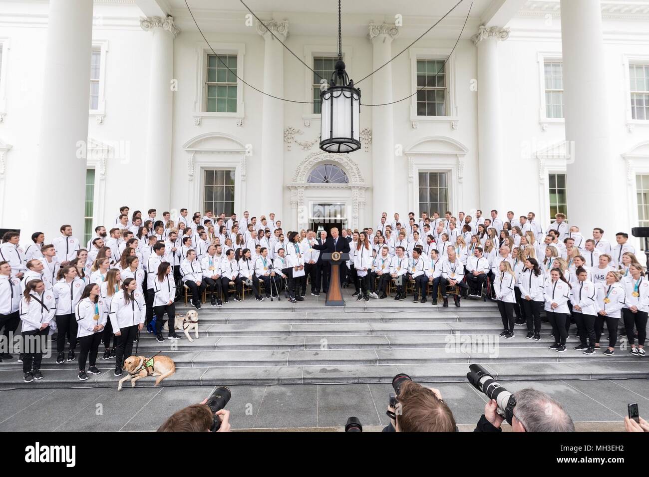 Stati Uniti Presidente Donald Trump accoglie con favore i Giochi Olimpici e Paralimpici di atleti durante un evento per onorare il Team USA alla Casa Bianca il 27 aprile 2018 a Washington, DC. Foto Stock