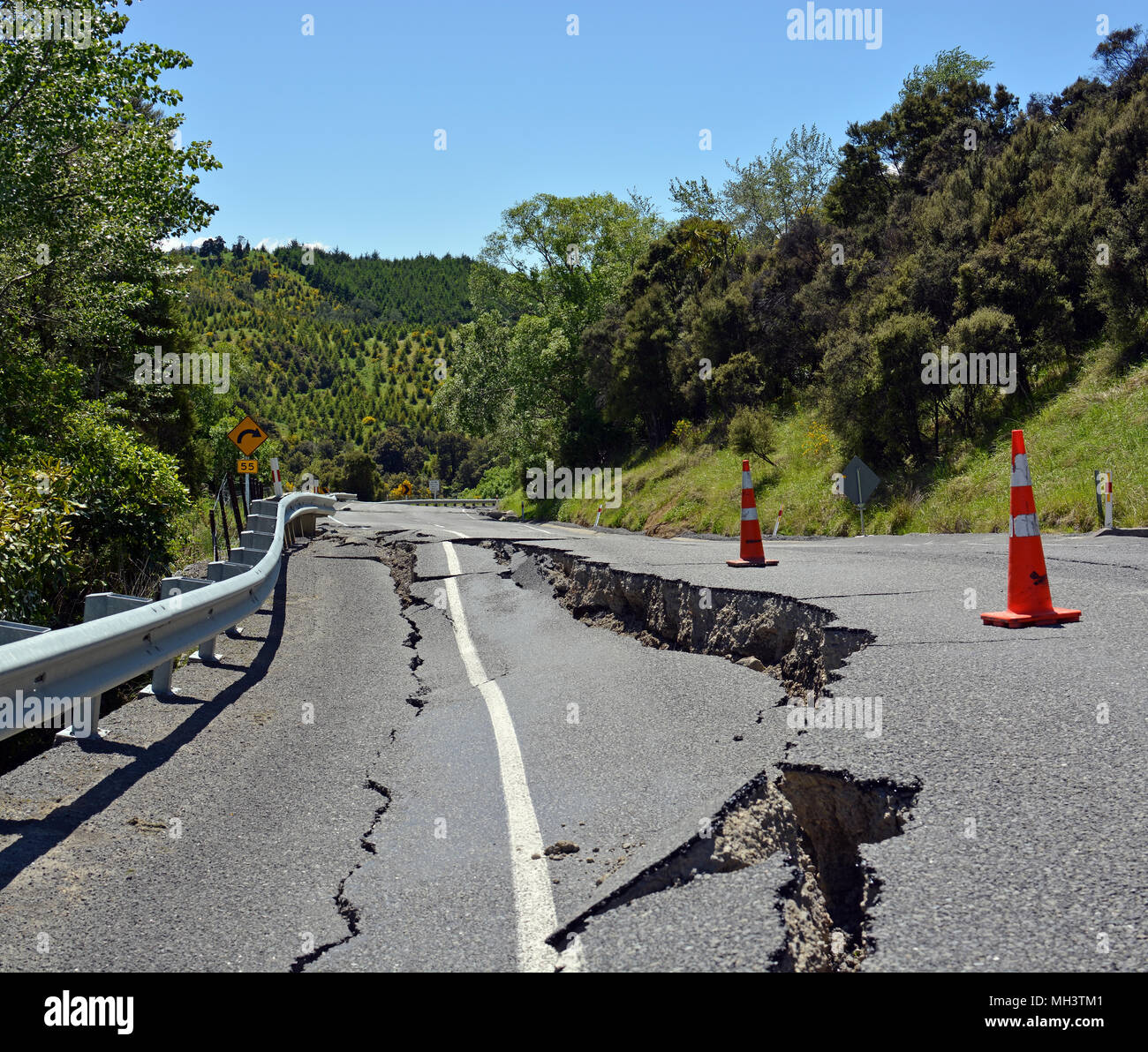 Kaikoura, Nuova Zelanda - 15 Novembre 2016: enormi crepe sono apparsi in Hunderlee colline sulla autostrada uno, North Canterbury dopo il 7.5 Kaikour Foto Stock