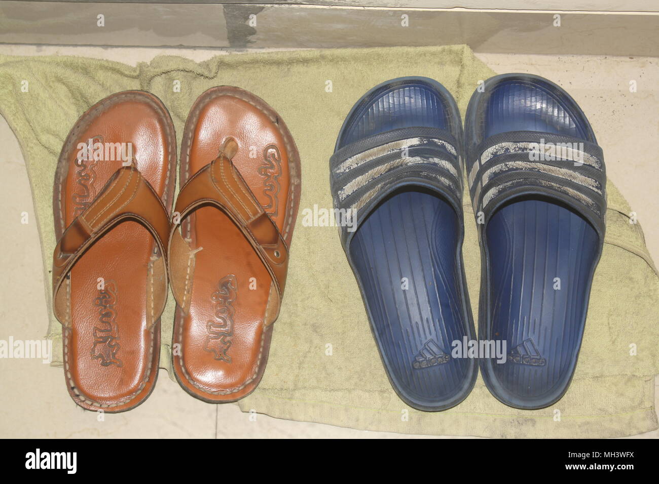 Due paia di sandali asciugamano sopra come stuoia o per la pulizia dei pavimenti Foto Stock