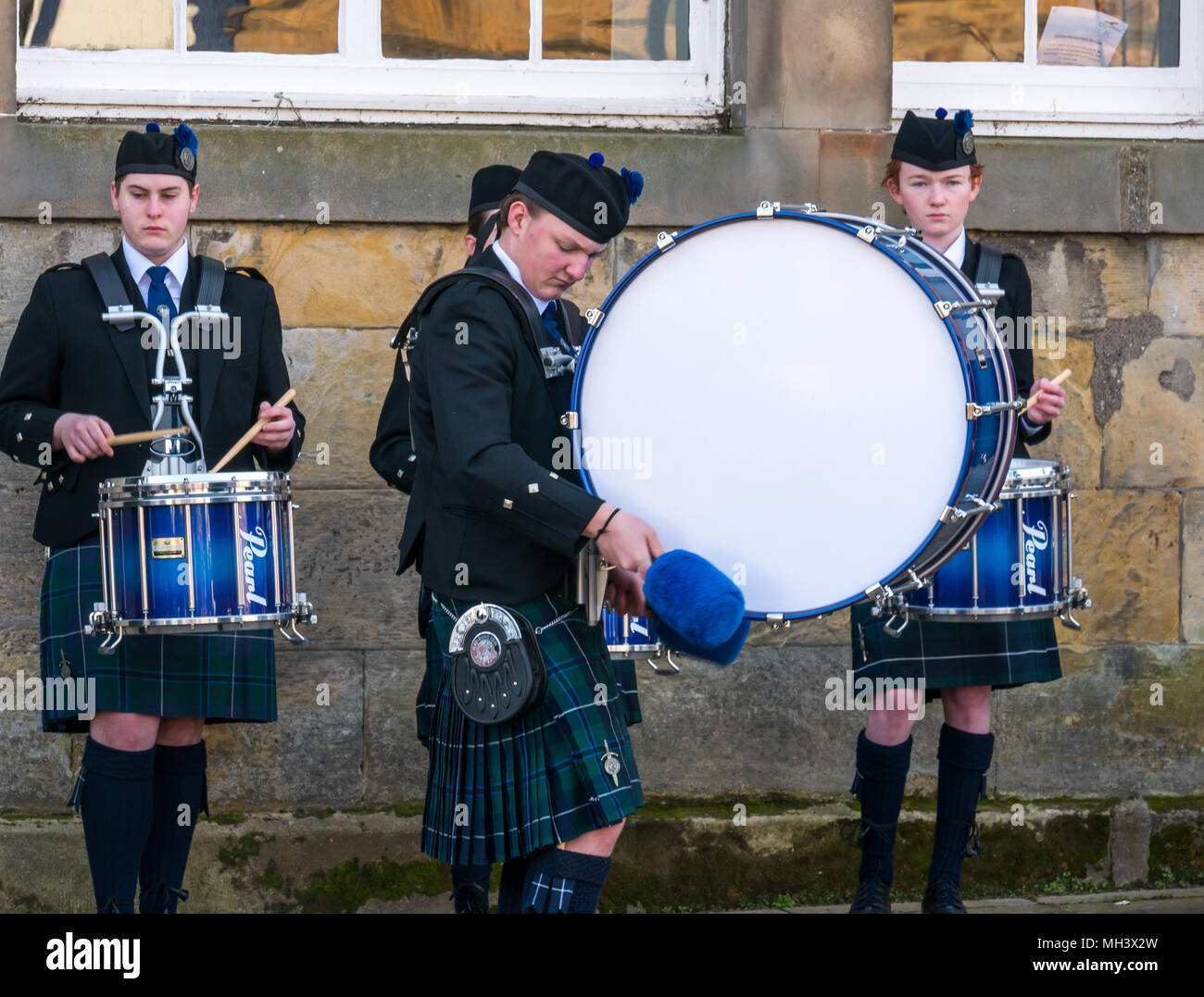 Batteristi, Haddington Pipe Band vestita in kilts, Corn Exchange, luogo d'Aubigny, Court Street, East Lothian, Scozia, Regno Unito Foto Stock
