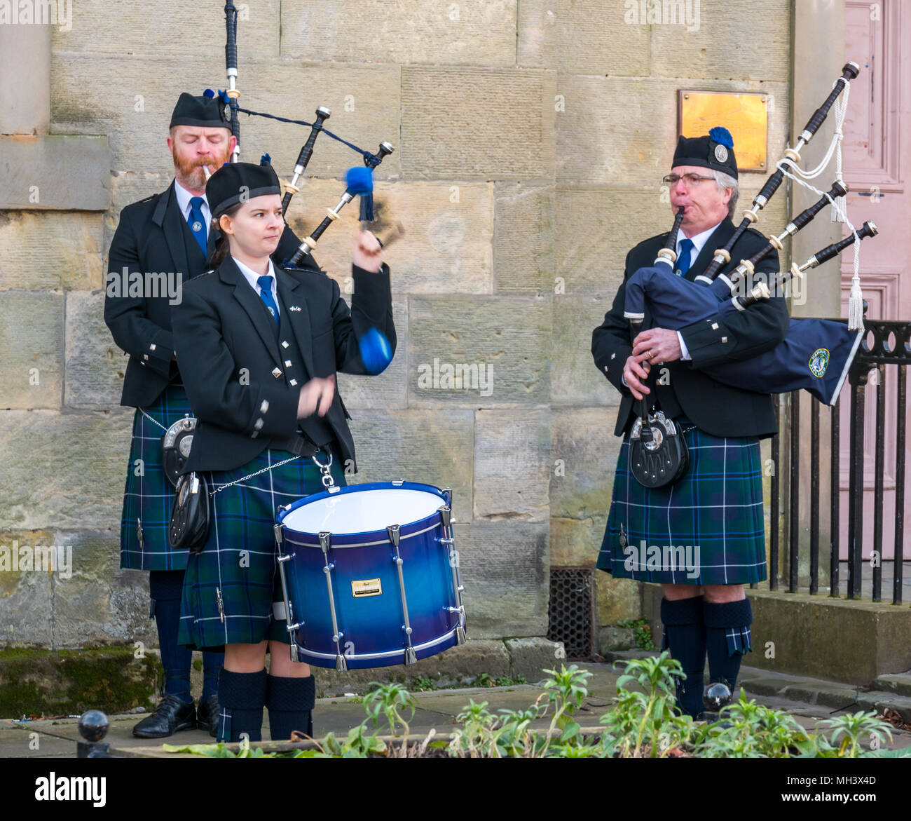Il batterista e cornamuse giocatori, Haddington Pipe Band vestita in kilts, Corn Exchange, luogo d'Aubigny, Court Street, East Lothian, Scozia, Regno Unito Foto Stock