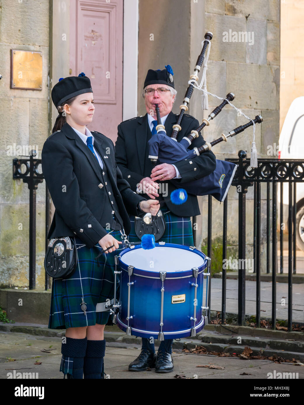 Ragazza batterista e cornamuse player, Haddington Pipe Band vestita in kilts, Corn Exchange, luogo d'Aubigny, Court Street, East Lothian, Scozia, Regno Unito Foto Stock