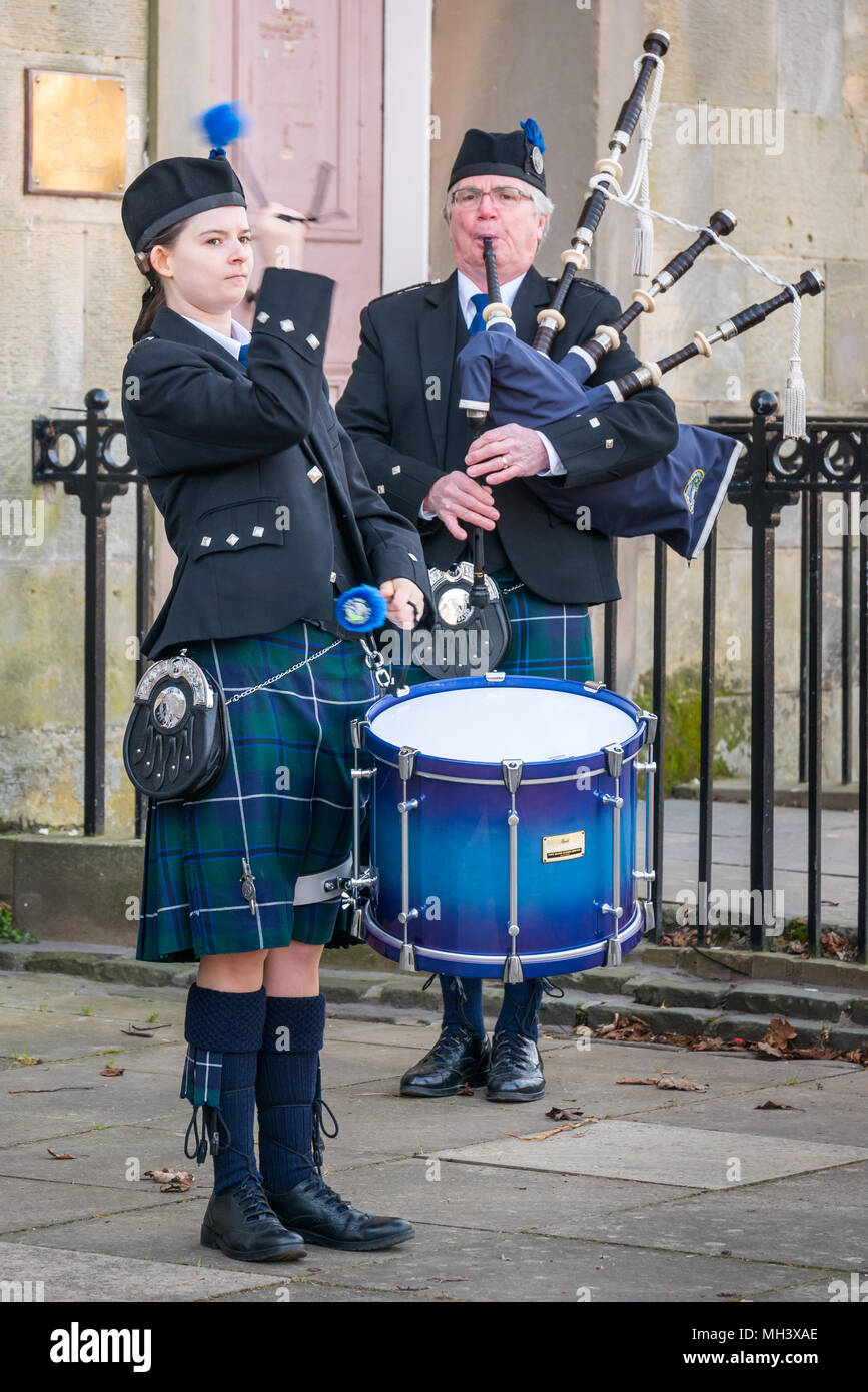 Ragazza batterista e cornamuse player, Haddington Pipe Band vestita in kilts, Corn Exchange, luogo d'Aubigny, Court Street, East Lothian, Scozia, Regno Unito Foto Stock