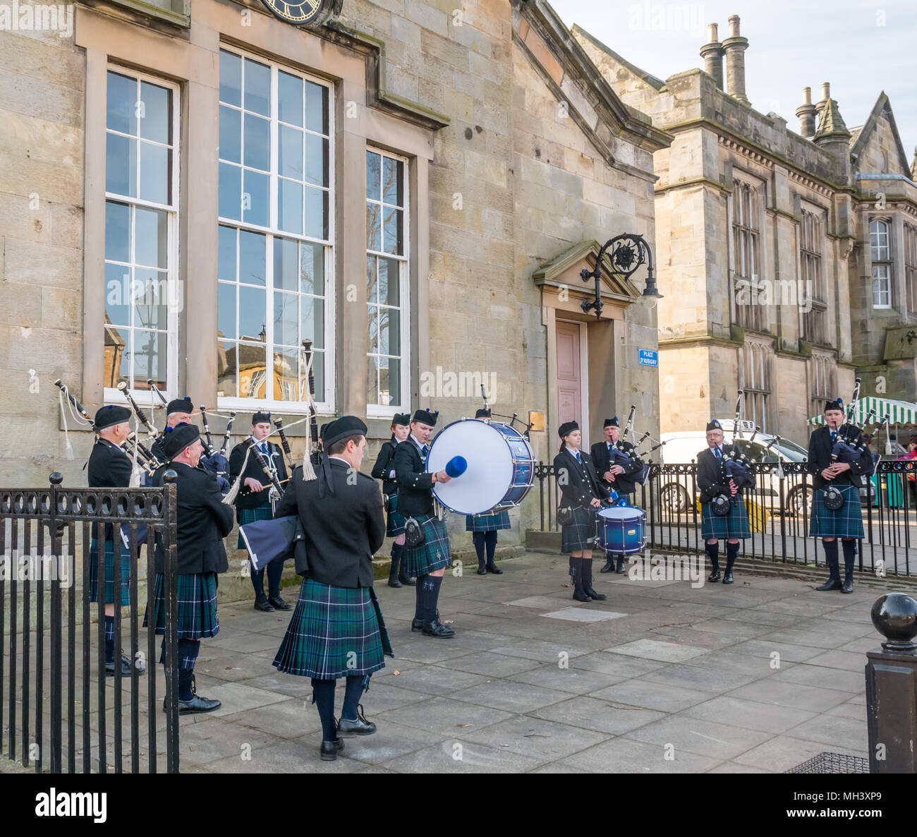 Tamburini e cornamusa, Haddington Pipe Band vestita in kilts, Corn Exchange, luogo d'Aubigny, Court Street, East Lothian, Scozia, Regno Unito Foto Stock