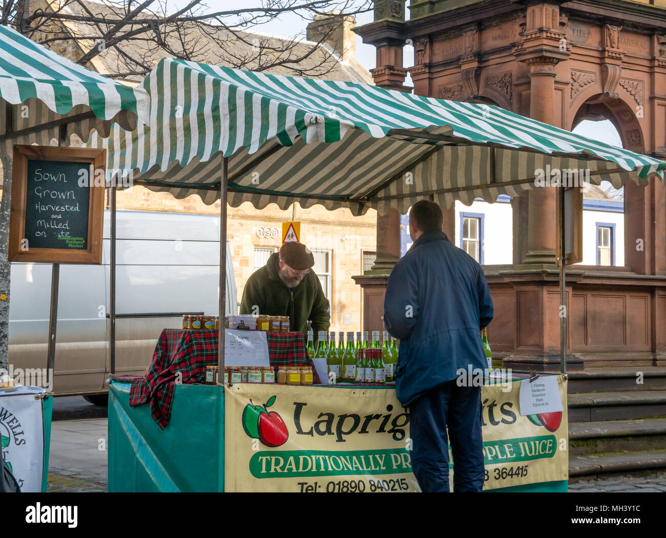 Laprig Applce succo mercato outdoor stallo a Haddington Farmers Market, luogo d'Aubigny, Court Street, East Lothian, Regno Unito Foto Stock