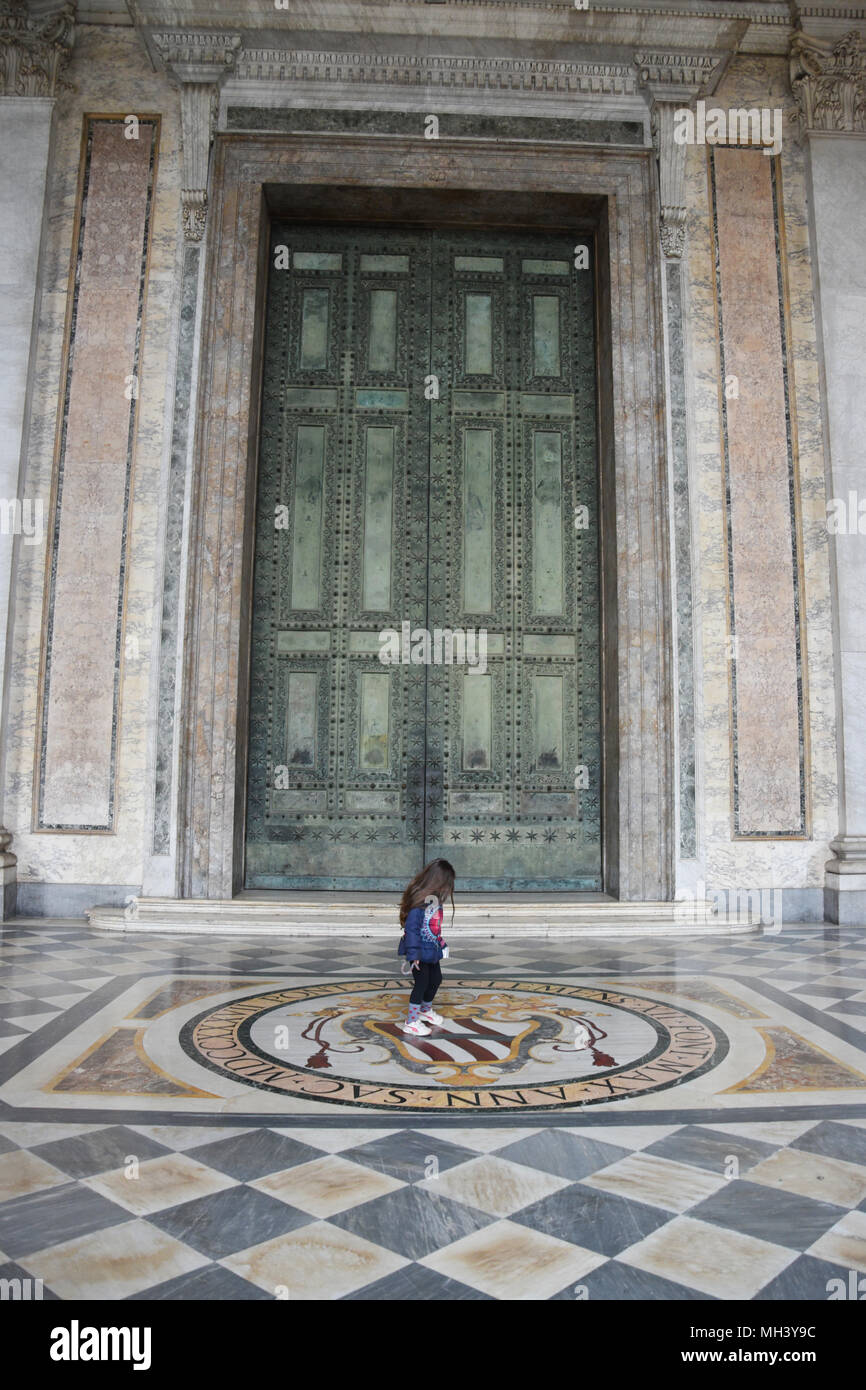 Le porte in bronzo di San Giovanni in Laterano. La Cattedrale del  Santissimo Salvatore e dei Santi Giovanni Battista ed Evangelista in  Laterano Foto stock - Alamy