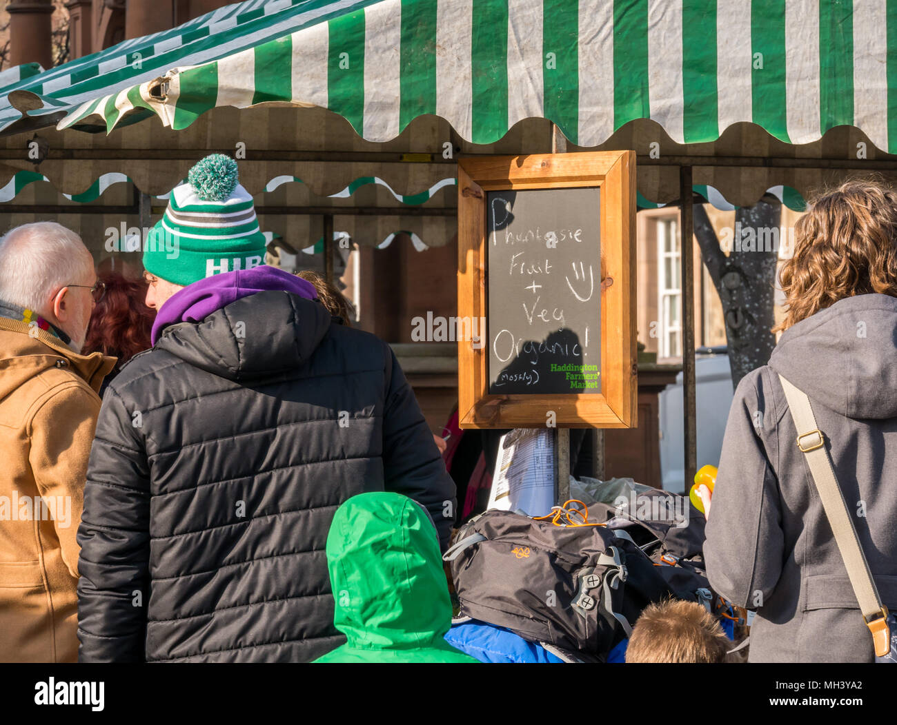 Persone che si accodano alla Phantassie Bio frutta e verdura stalla, Haddington Farmers Market, Court Street, East Lothian, Regno Unito Foto Stock