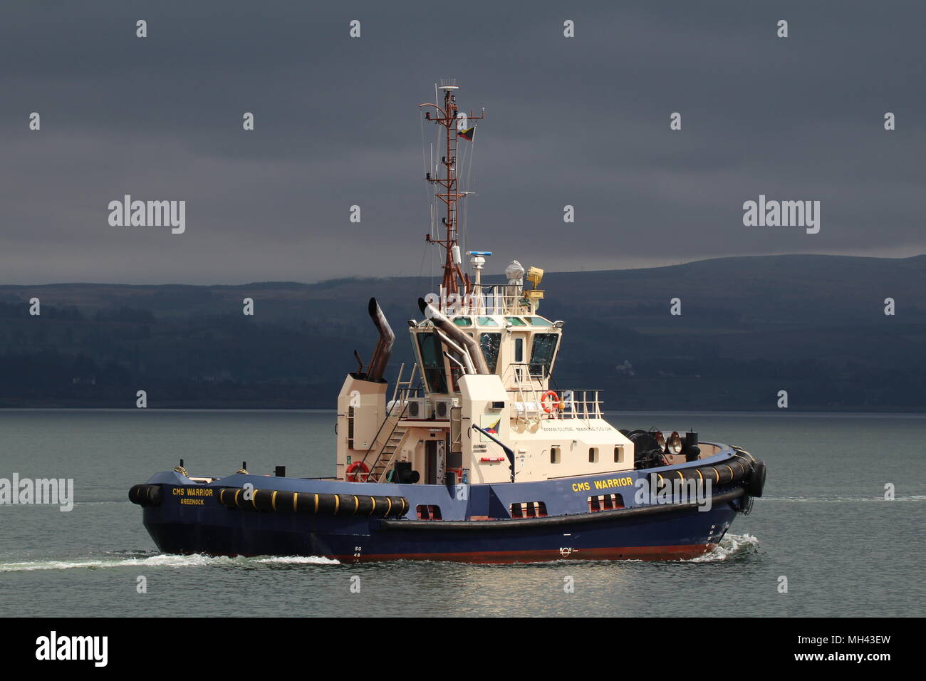 CMS guerriero, uno di Clyde Marine Services " flotta di barche rimorchiatore, sul compito durante le fasi di arrivo di esercizio comune della Warrior 18-1 Foto Stock