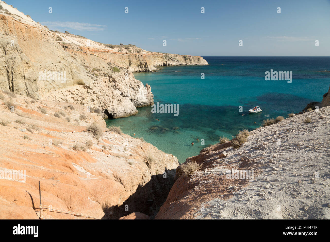Per coloro che godono di Tsigrado spiaggia sulla isola di Milos in Grecia Foto Stock
