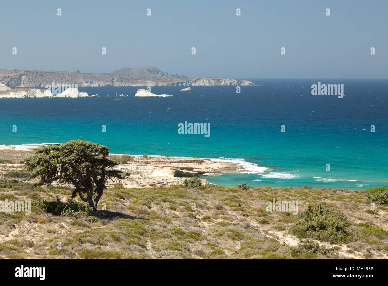 Bellissimo litorale e la spiaggia di Milos Grecia Foto Stock