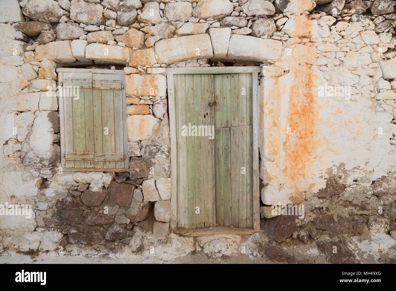 Vecchio sbriciolamento rock house con porte in legno Foto Stock