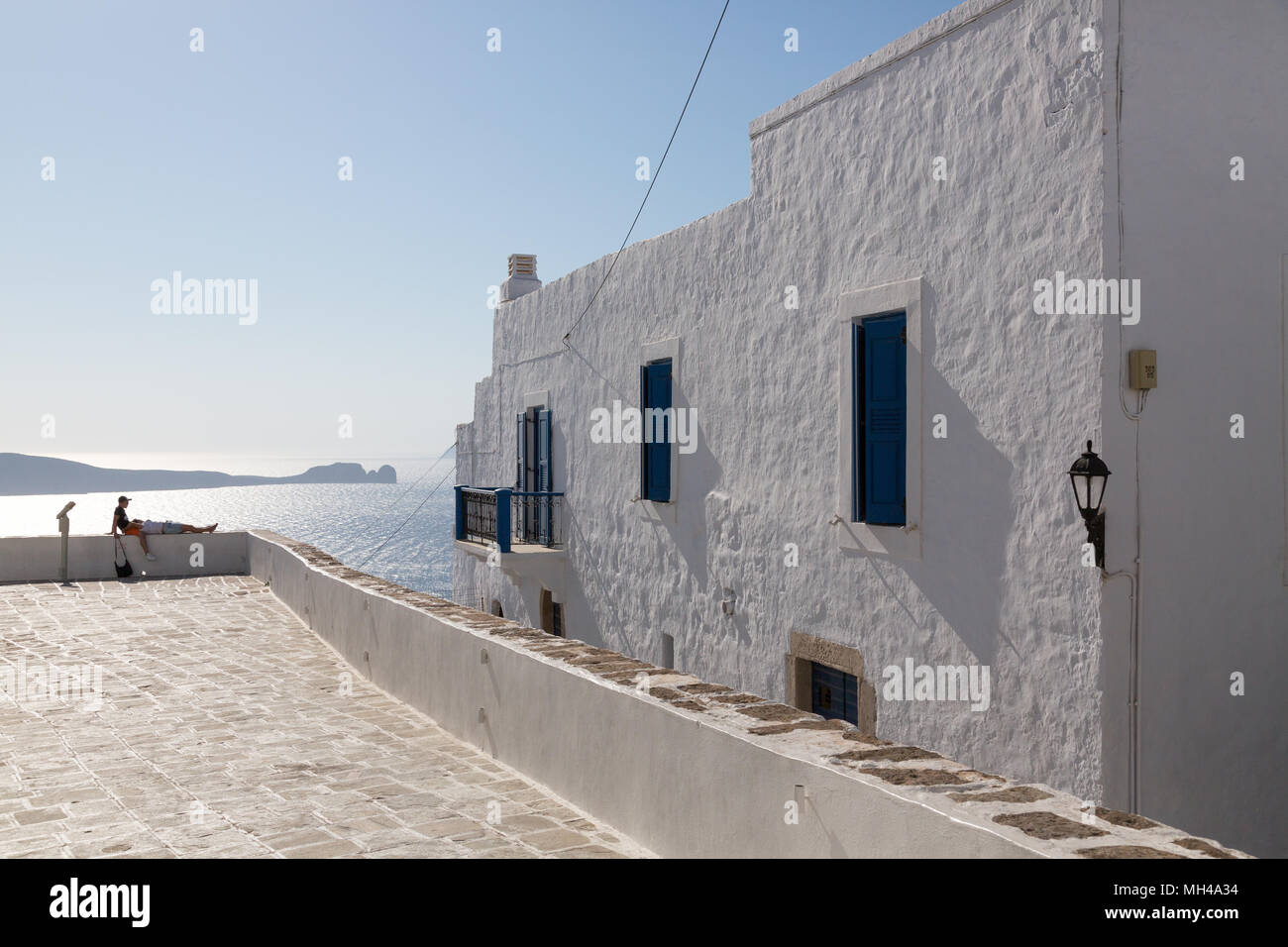Giovane rilassante nel cortile in Plaka, Milos, Grecia Foto Stock