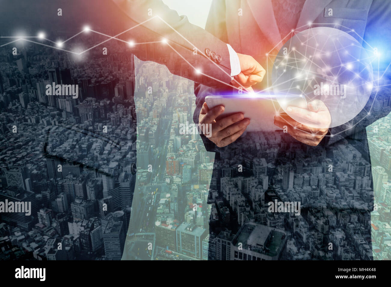 La doppia esposizione di imprenditore e della città e di pianificazione a smartphone e tablet con il Segretario e imprenditrici circa il progetto e finanza, concetto come soci Foto Stock