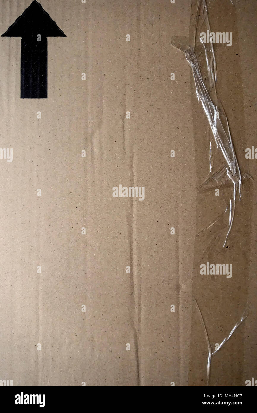 In questo modo il simbolo della freccia su sul lato di una scatola di cartone Foto Stock