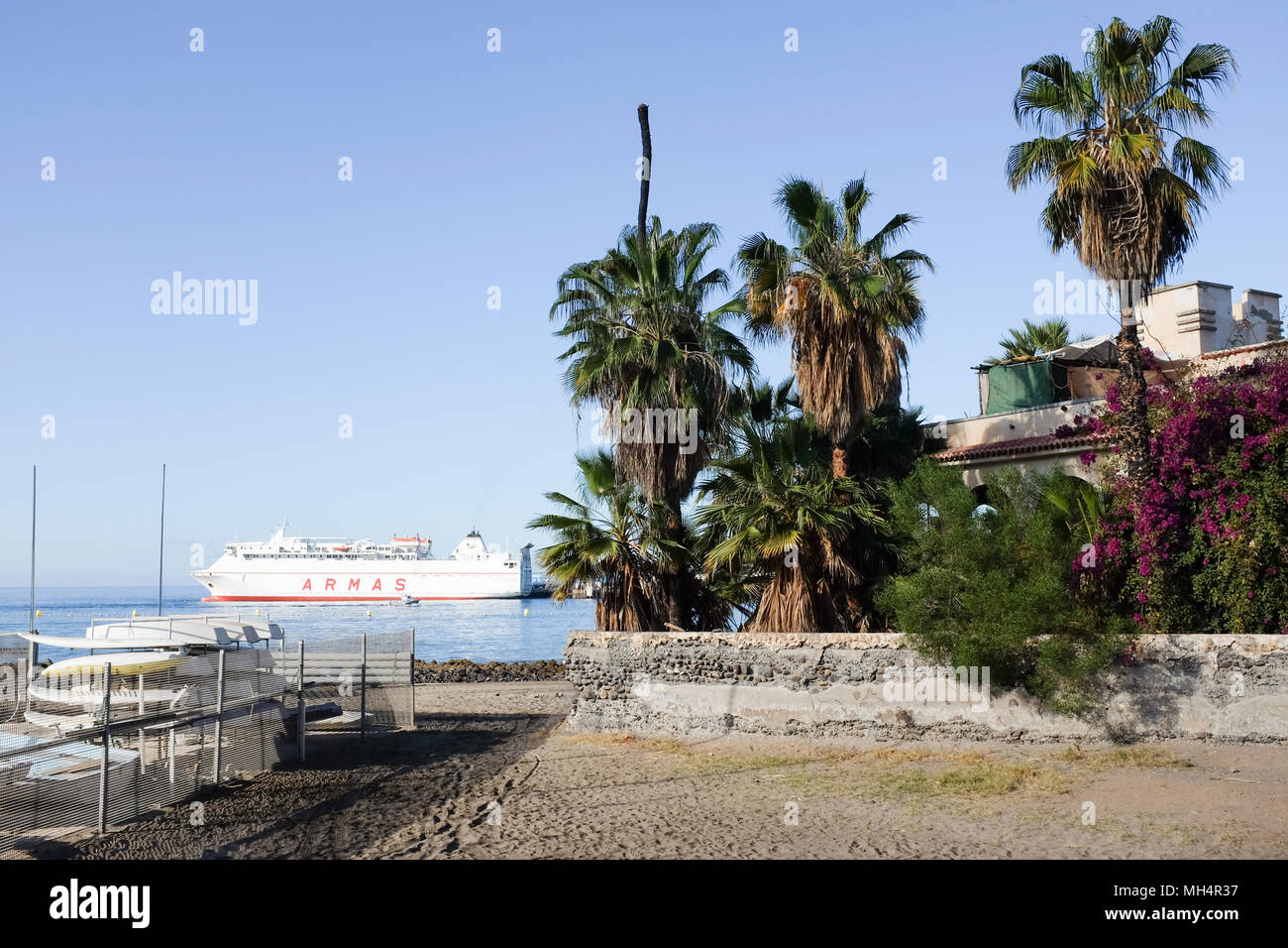 Edificio abbandonato e bouganville sulla spiaggia di Los Christianos Foto Stock