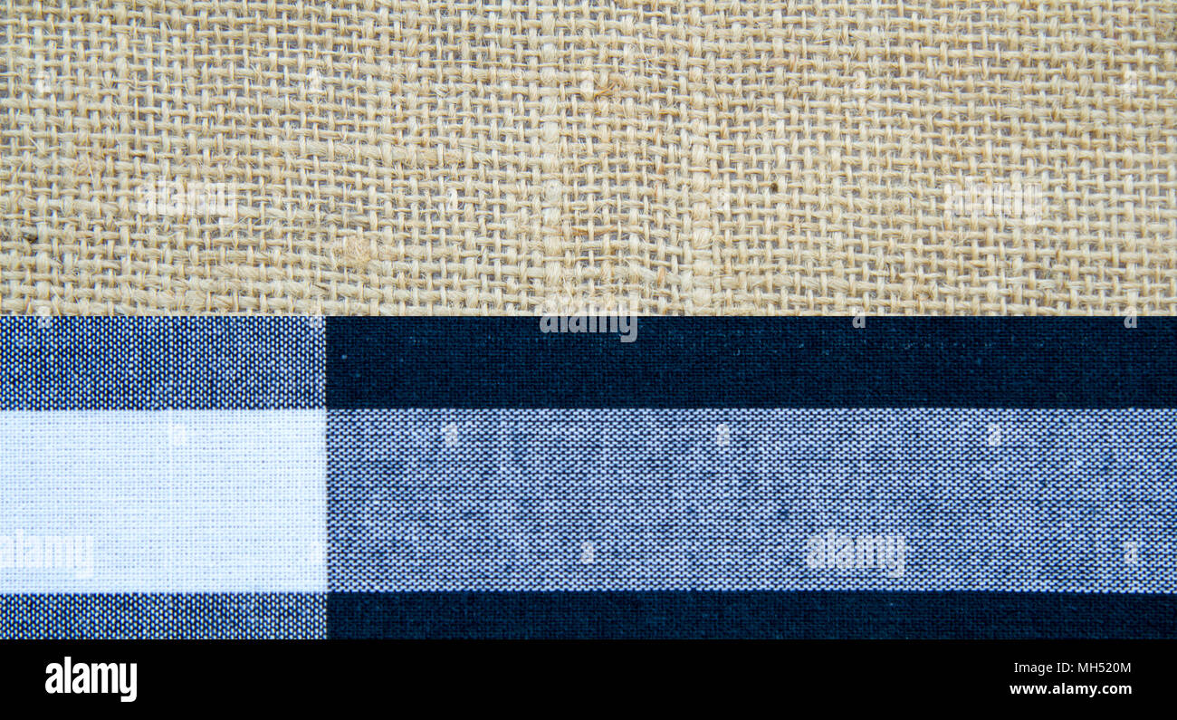 Il sacco è di colore marrone e il tessuto è di colore nero, bianco e grigio Sfondo texture con copia spazio. Foto Stock