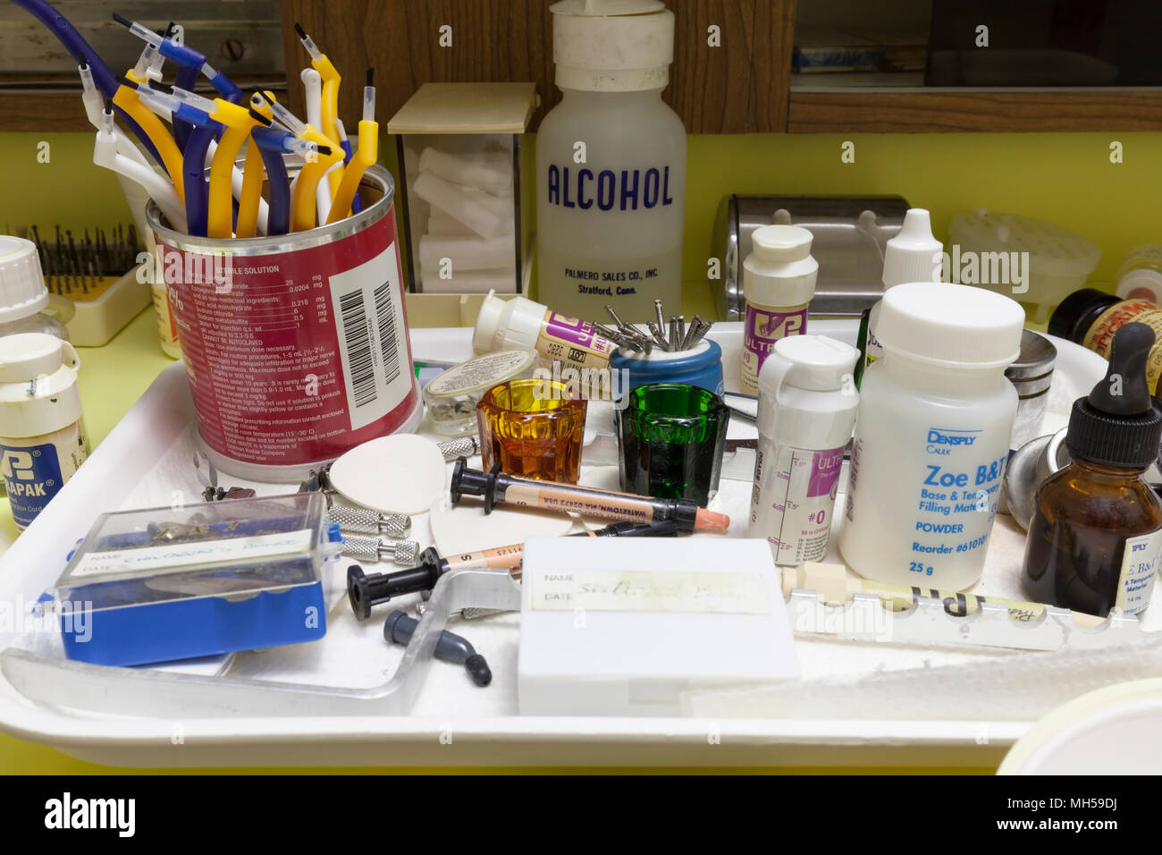 Un vassoio contenente vari strumenti dentali e accessori. Foto Stock