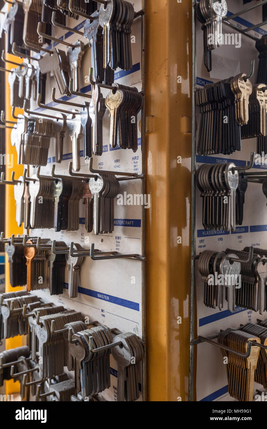 Un vecchio rack polveroso di grezzi di lavorazione per chiave. Foto Stock