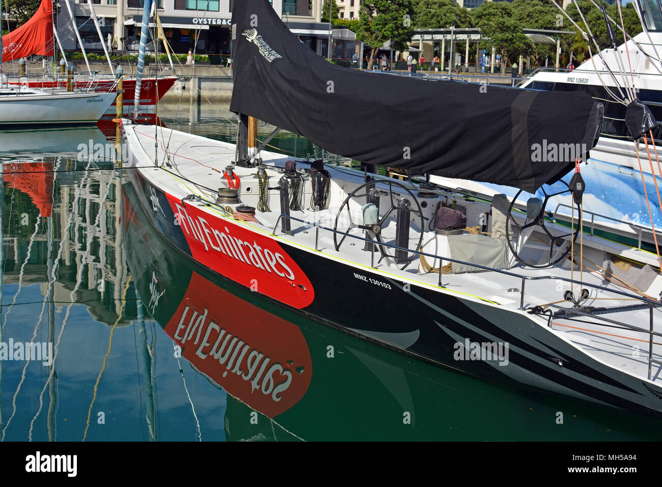 Auckland, Nuova Zelanda - 26 febbraio 2016; Emirates Team New Zealand America's Cup racing yacht nel porto di Viaduct ora disponibile per i turisti a h Foto Stock