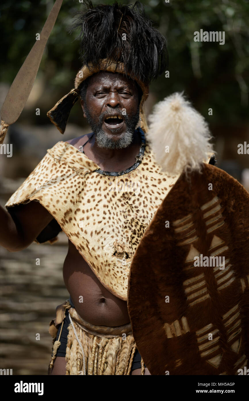 Zulu traditional costume immagini e fotografie stock ad alta risoluzione -  Alamy