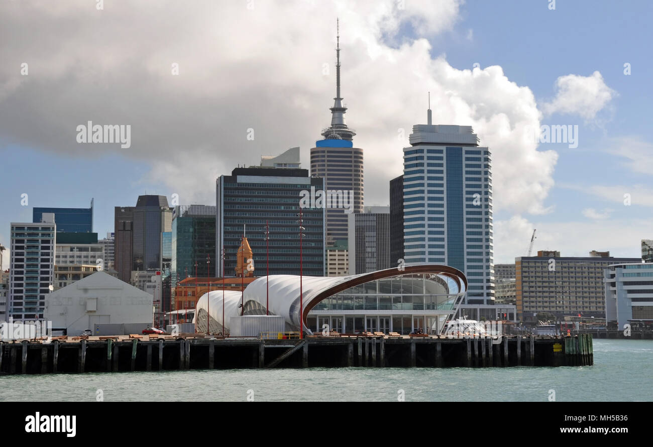 Auckland waterfront edifici tra cui la nube che era temporaneamente eretta sul bordo occidentale del Queens Wharf per ospitare un inner-city fanzo Foto Stock