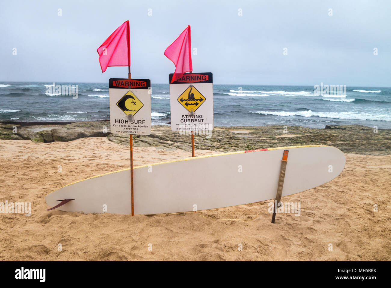 Flaged high surf, una forte corrente di segni di avvertimento salvataggio con tavola da surf da soli tourest island beach area Foto Stock