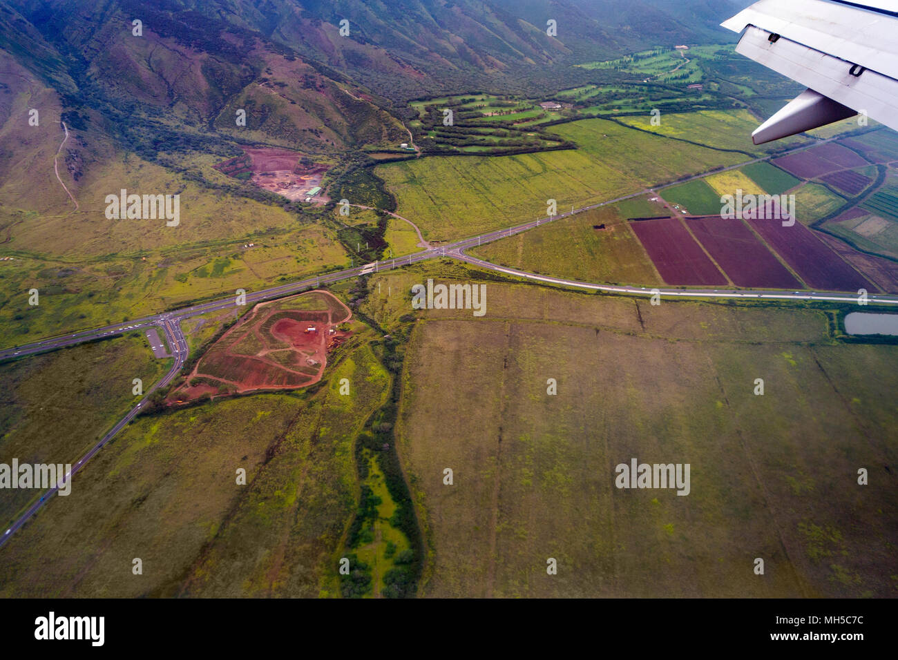 Paesaggio di Maui da alta airplan viste della finestra Foto Stock