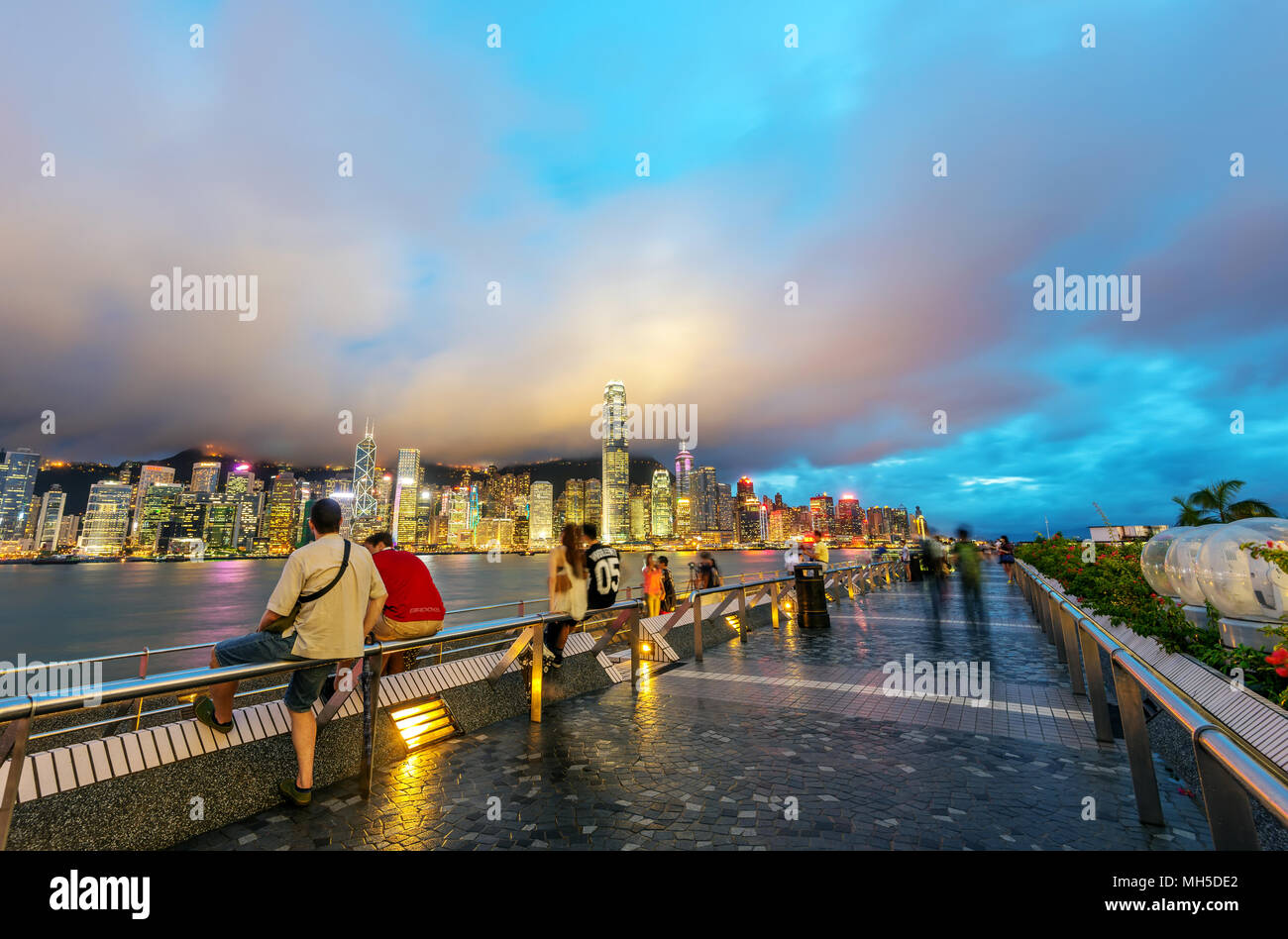 HONG KONG , Cina - Luglio. 25 : viaggiatori che visitano il Tsim Sha Tsui Promenade (Avenue of Stars) sulla luglio 25, 2013 a Hong Kong. Il Viale delle Stelle Foto Stock