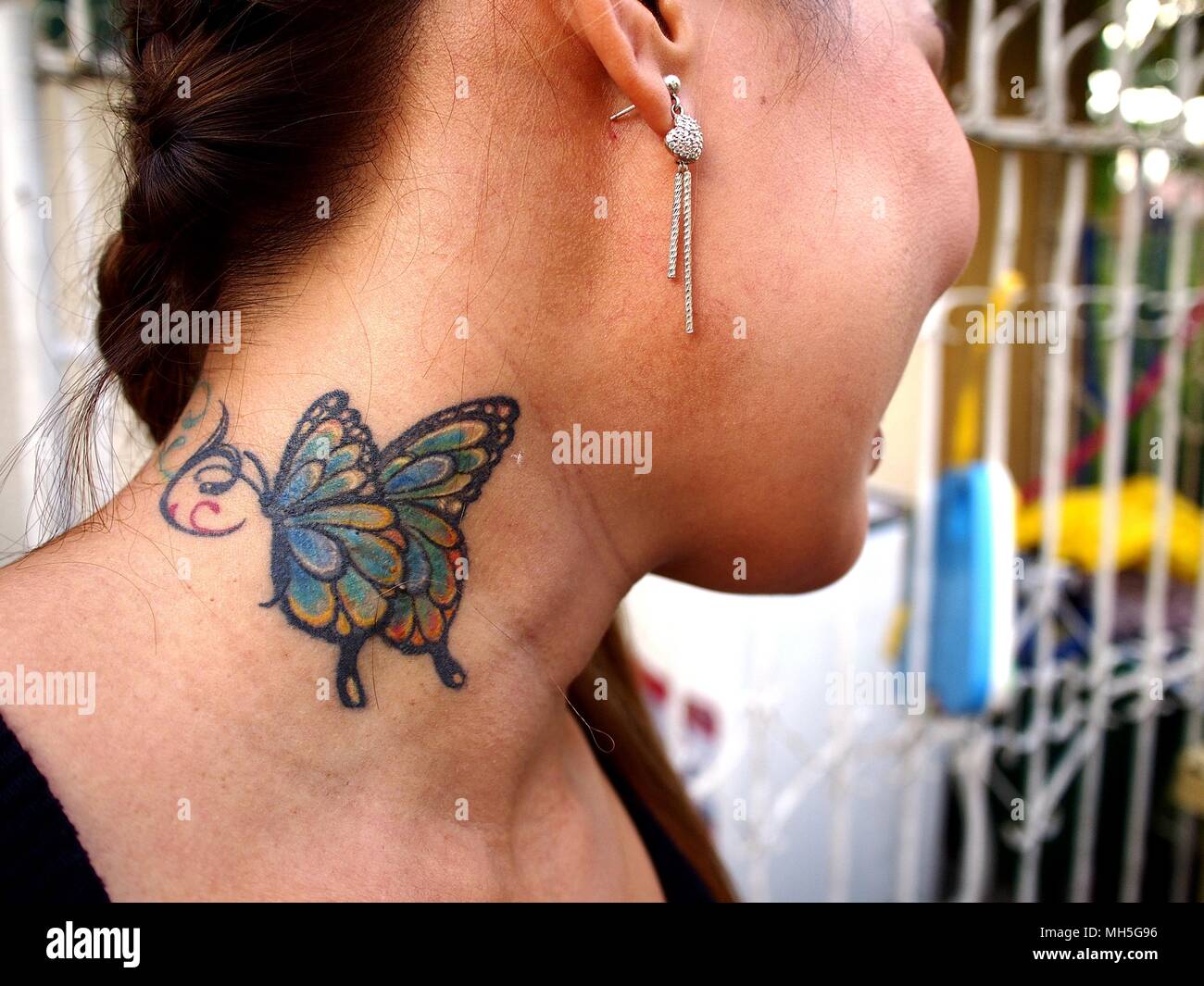 Tatuaggio su un collo femminile immagini e fotografie stock ad alta  risoluzione - Alamy