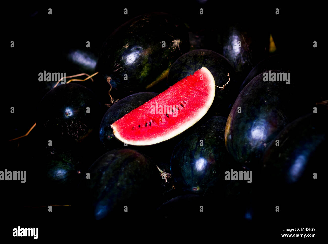 Un taglio di anguria anguria pubblicizza per la vendita su un mercato in stallo durante la notte a lunga Bien Mercato in Hanoi, Vietnam. Foto Stock