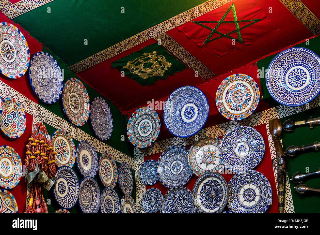 Marocchino negozio di souvenir con ceramiche fatte a mano piatti decorativi Foto Stock