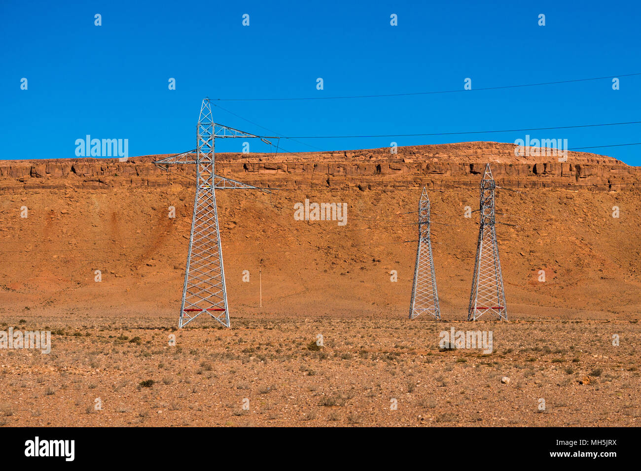 Linea di trasmissione ad alta tensione per l'elettricità nel deserto del Sahara in Marocco, Africa Foto Stock