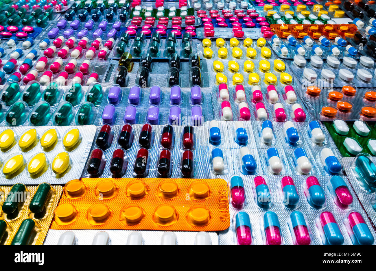 Colorato di compresse e capsule pillola in confezione blister disposti con belle pattern. Industria farmaceutica concetto. Farmacia farmacia. L' ANTIB Foto Stock