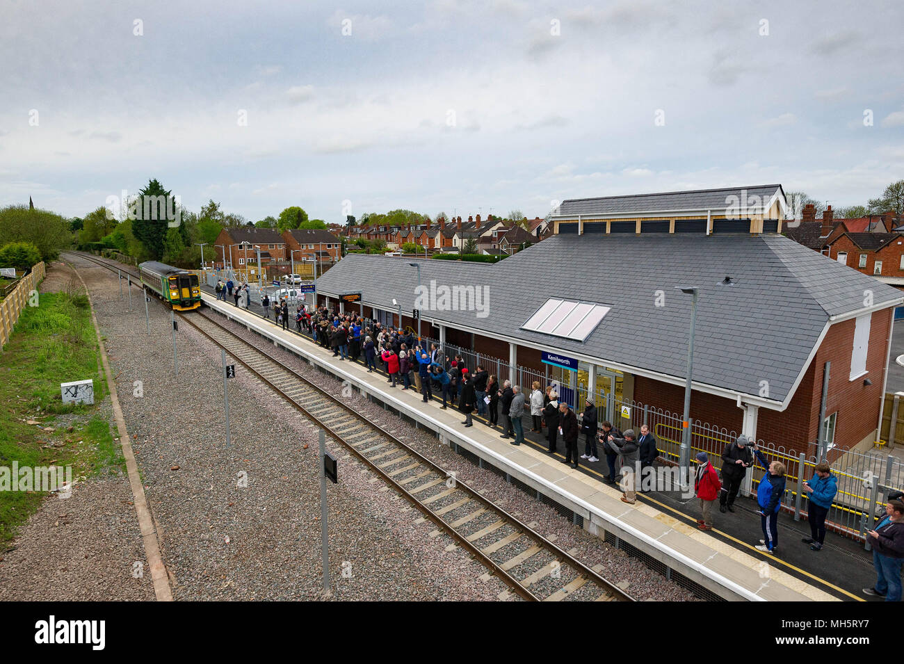 Persone da Warwickshire città di Kenilworth sono state ancora una volta in grado di salire a bordo di un treno passeggeri t53 anni dopo la famigerata Dr Beeching chiusa la vecchia stazione e ha ritirato i servizi ai passeggeri nel 1965. La ferrovia è rimasta tra Leamington Spa e Coventry come una linea di trasporto che servendo anche non-stop di cross-country servizi passeggeri. La nuova stazione, sponsorizzato da Warwickshire County Council ha il costo di £ 13,6 m, circa il 20% in più rispetto a prima e stimato è di quindici mesi di ritardo apertura.i residenti locali sono state in vigore il 30 aprile 2018 ad accogliere e a bordo del primo servizio passeggeri a Coventry a 0616hrs Foto Stock