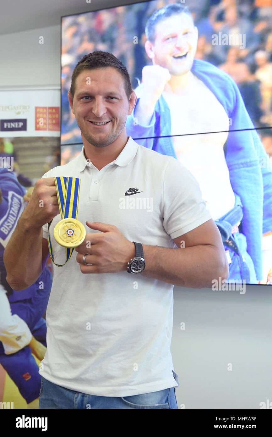 Praga Repubblica Ceca 30 Apr 2018 Ceco Judoka Lukas Krpalek Presenta La Medaglia D Oro Che Ha Vinto Il Sabato In Carta Pesante Di 100 Kg Categoria Al Campionato Europeo Di Tel Aviv