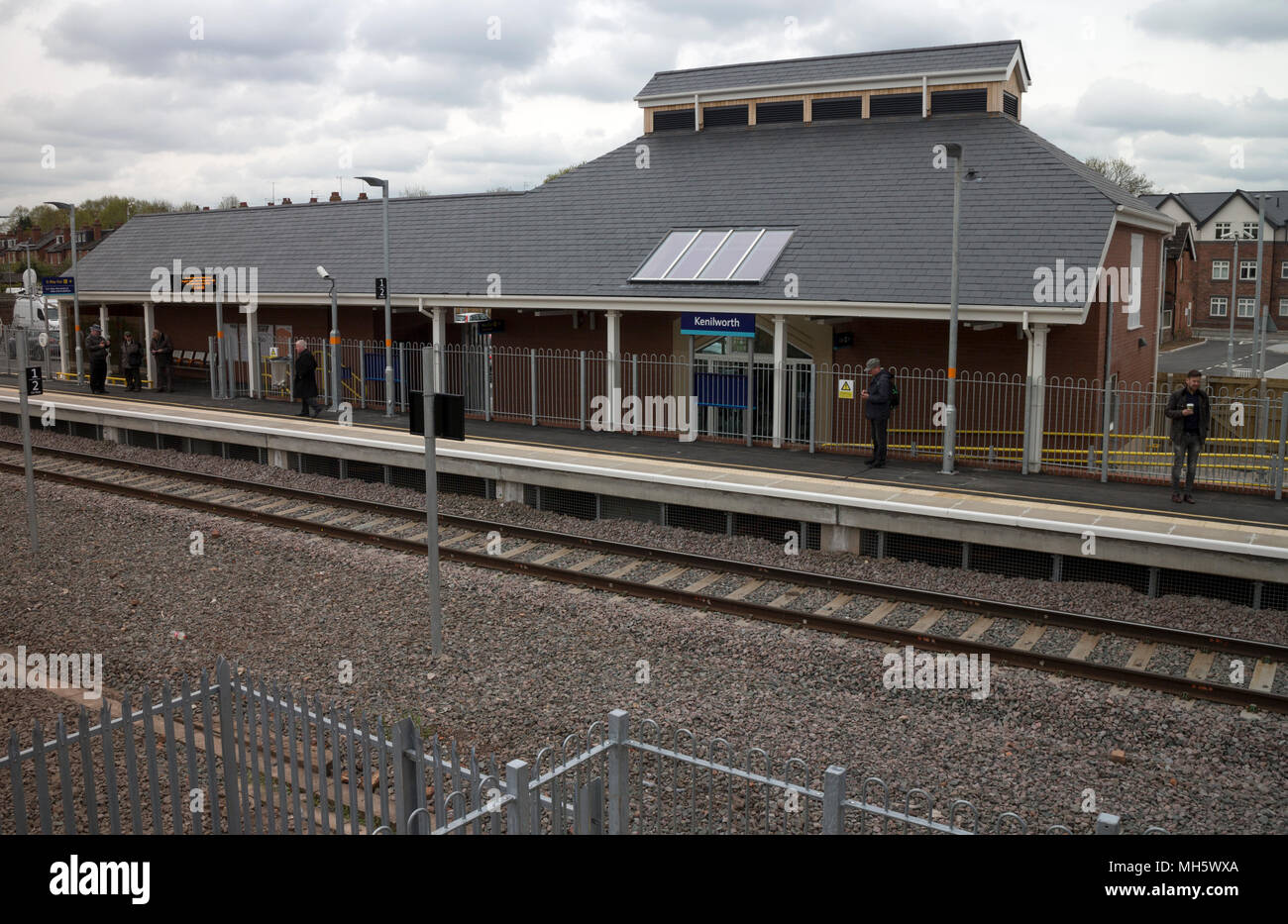 Kenilworth, Warwickshire, Inghilterra, Regno Unito. Il 30 aprile 2018. Servizi di trasporto ferroviario ha iniziato oggi a Kenilworth, Warwickshire, con l'apertura della sua nuova stazione ferroviaria, 50 anni dopo la chiusura dal dottor Beeching della ex stazione. Nonostante le promesse della stazione di essere pronta per il 2016, una serie di ritardi ha vanificato i residenti della città in attesa per i nuovi servizi ferroviari. Inizialmente operante con una sola auto treno diesel, diurno servizi sono ora in ogni direzione tra Coventry e Leamington Spa. Credito: Colin Underhill/Alamy Live News Foto Stock