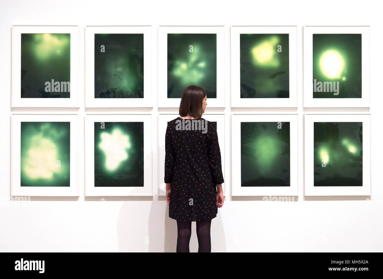 La Tate Modern di Londra, Regno Unito. Il 30 aprile, 2018. La forma della luce: cento anni di fotografia e l'arte astratta è la prima mostra di questa scala per esplorare la fotografia in relazione allo sviluppo di astrazione, dai primi esperimenti di 1910s per le innovazioni digitali del XXI secolo. Foto: Sigmar Polke, Untitled (uranio verde), 1992. Credito: Malcolm Park/Alamy Live News. Foto Stock