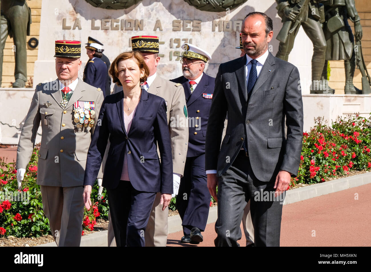 Aubagne, Francia meridionale. Il 30 aprile 2018. Il Primo ministro francese Edouard Philippe, ministro della Difesa francese Florence Parly e generale francese Jean-Pierre Bosser, Capo di Stato Maggiore delle Forze terrestri francesi (chef d'Etat-major de l'Armée de Terre CEMAT), review pionieri dalla Legione Straniera francese (Legion etrangere), il 30 aprile 2018 in Aubagne, Francia meridionale, durante una cerimonia per commemorare il 155° anniversario della leggendaria battaglia di Camaron (Messico). Credito: Frédéric Marie/Alamy Live News Foto Stock