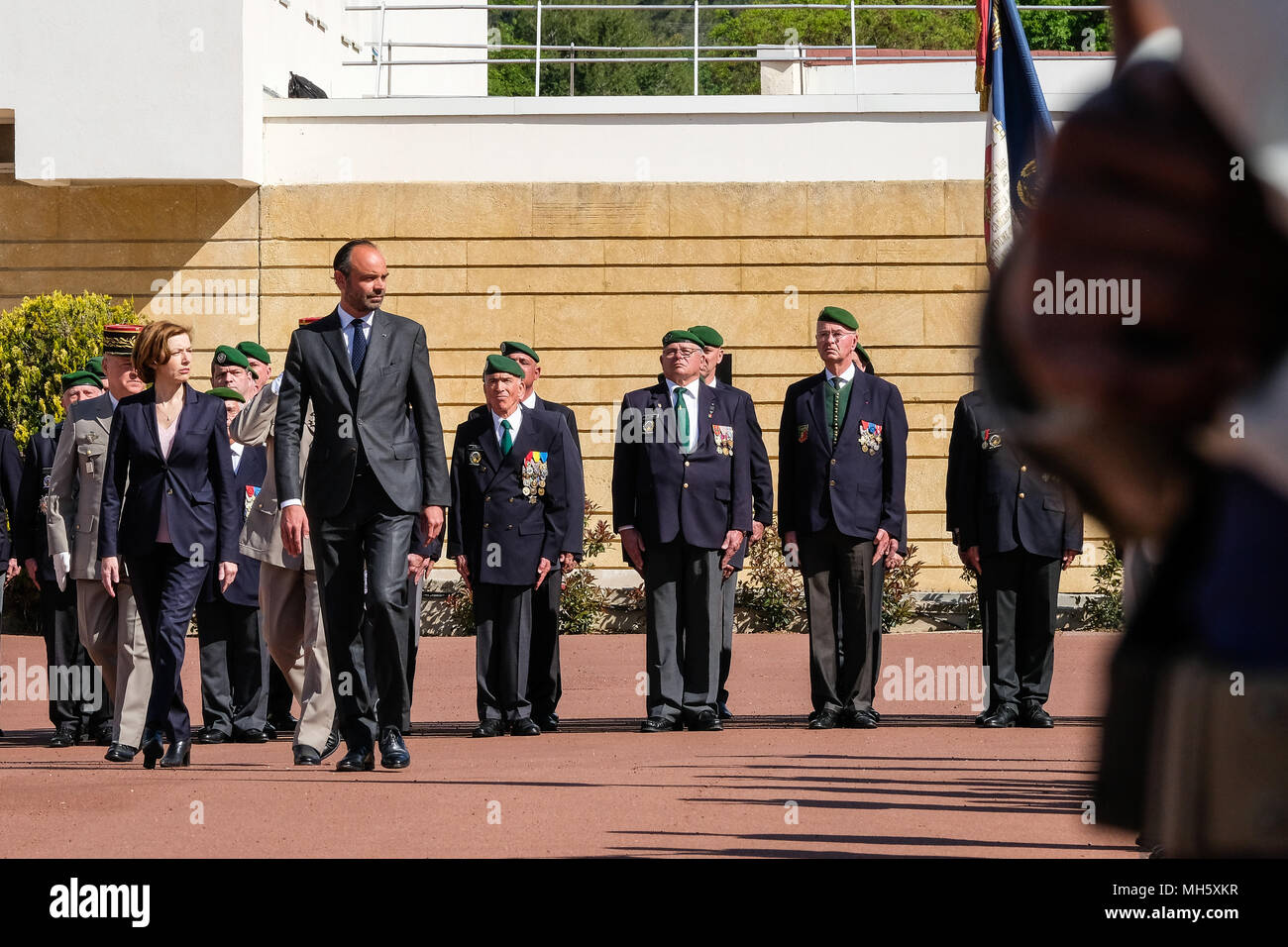 Aubagne, Francia meridionale. Il 30 aprile 2018. Il Primo ministro francese Edouard Philippe, ministro della Difesa francese Florence Parly e generale francese Jean-Pierre Bosser, Capo di Stato Maggiore delle Forze terrestri francesi (chef d'Etat-major de l'Armée de Terre CEMAT), review pionieri dalla Legione Straniera francese (Legion etrangere), il 30 aprile 2018 in Aubagne, Francia meridionale, durante una cerimonia per commemorare il 155° anniversario della leggendaria battaglia di Camaron (Messico). Credito: Frédéric Marie/Alamy Live News Foto Stock