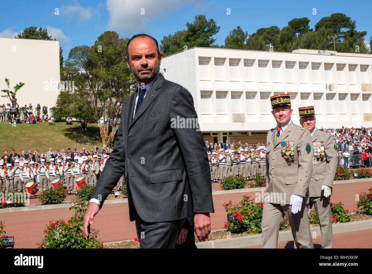 Aubagne, Francia meridionale. Il 30 aprile 2018. Il Primo ministro francese Edouard Philippe, ministro della Difesa francese Florence Parly e generale francese Jean-Pierre Bosser, Capo di Stato Maggiore delle Forze terrestri francesi (chef d'Etat-major de l'Armée de Terre CEMAT), review pionieri dalla Legione Straniera francese (Legion etrangere), il 30 aprile 2018 in Aubagne, Francia meridionale, durante una cerimonia per commemorare il 155° anniversario della leggendaria battaglia di Camaron (Messico). Credito: Frédéric Marie/Alamy Live News Foto Stock