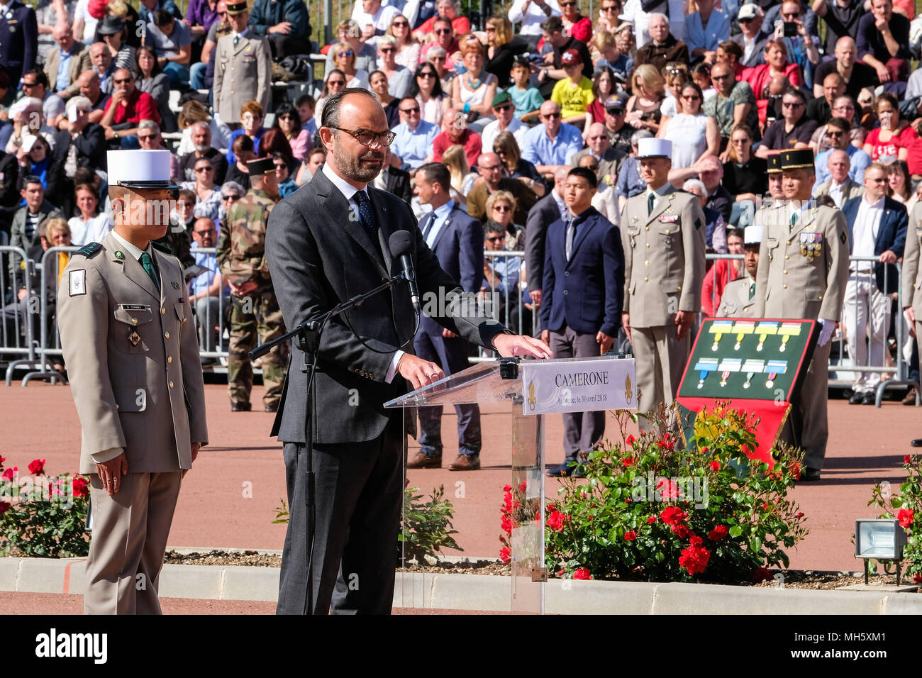 Aubagne, Francia meridionale. Il 30 aprile 2018. Il Primo ministro francese Edouard Philippe, ministro della Difesa francese Florence Parly e generale francese Jean-Pierre Bosser, Capo di Stato Maggiore delle Forze terrestri francesi (chef d'Etat-major de l'Armée de Terre CEMAT), review pionieri dalla Legione Straniera francese (Legion etrangere), il 30 aprile 2018 in Aubagne, Francia meridionale, durante una cerimonia per commemorare il 155° anniversario della leggendaria battaglia di Camaron (Messico). Credito: Frédéric Marie/Alamy Live News Foto Stock