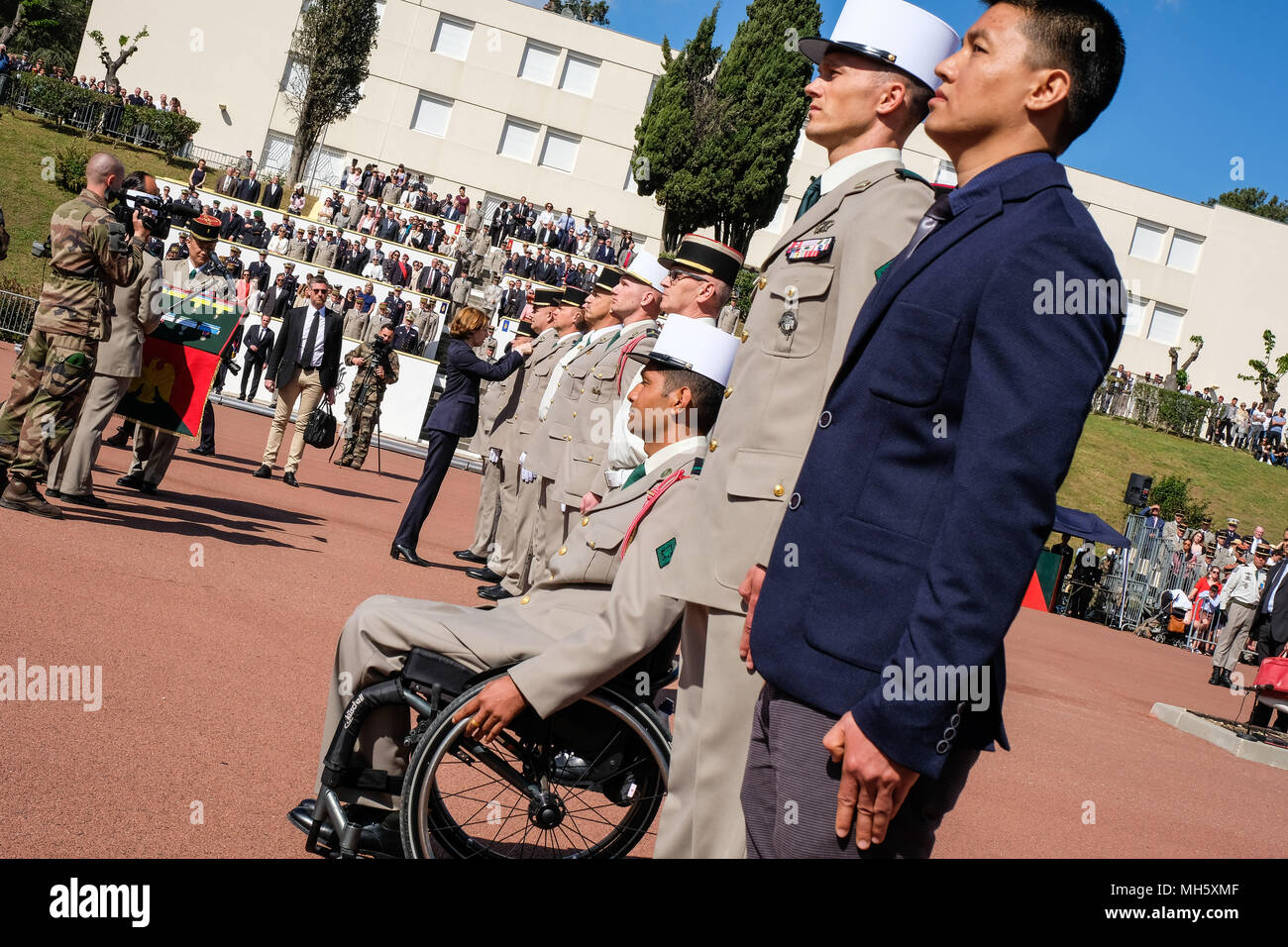 Aubagne, Francia meridionale. Il 30 aprile 2018. Il Primo ministro francese Edouard Philippe, ministro della Difesa francese Florence Parly e generale francese Jean-Pierre Bosser, Capo di Stato Maggiore delle Forze terrestri francesi (chef d'Etat-major de l'Armée de Terre CEMAT), review pionieri dalla Legione Straniera francese (Legion etrangere), il 30 aprile 2018 in Aubagne, Francia meridionale, durante una cerimonia per commemorare il 155° anniversario della leggendaria battaglia di Camaron (Messico). Credito: Frédéric Marie/Alamy Live News Foto Stock