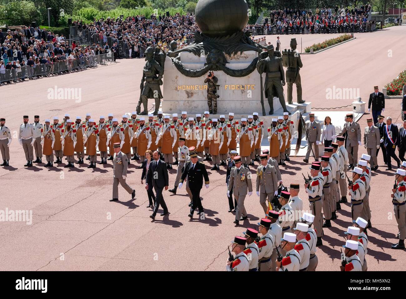 Aubagne, Francia meridionale. Il 30 aprile 2018. Il Primo ministro francese Edouard Philippe, ministro della Difesa francese Florence Parly e generale francese Jean-Pierre Bosser, Capo di Stato Maggiore delle Forze terrestri francesi (chef d'Etat-major de l'Armée de Terre CEMAT), review pionieri dalla Legione Straniera francese (Legion etrangere), il 30 aprile 2018 in Aubagne, Francia meridionale, durante una cerimonia per commemorare il 155° anniversario della leggendaria battaglia di Camaron (Messico). Credito: Frédéric Marie/Alamy Live News Foto Stock