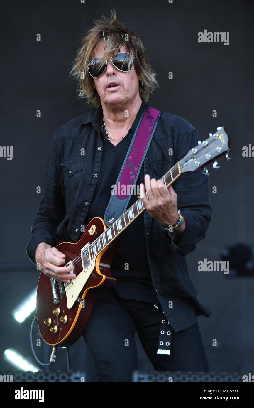 SUNRISE FL - 29 aprile: Dean cetta di Stone Temple Pilots esegue durante il Fort Rock a Markham Park il 29 aprile 2018 in Sunrise, Florida. Credito: mpi04/MediaPunch Foto Stock