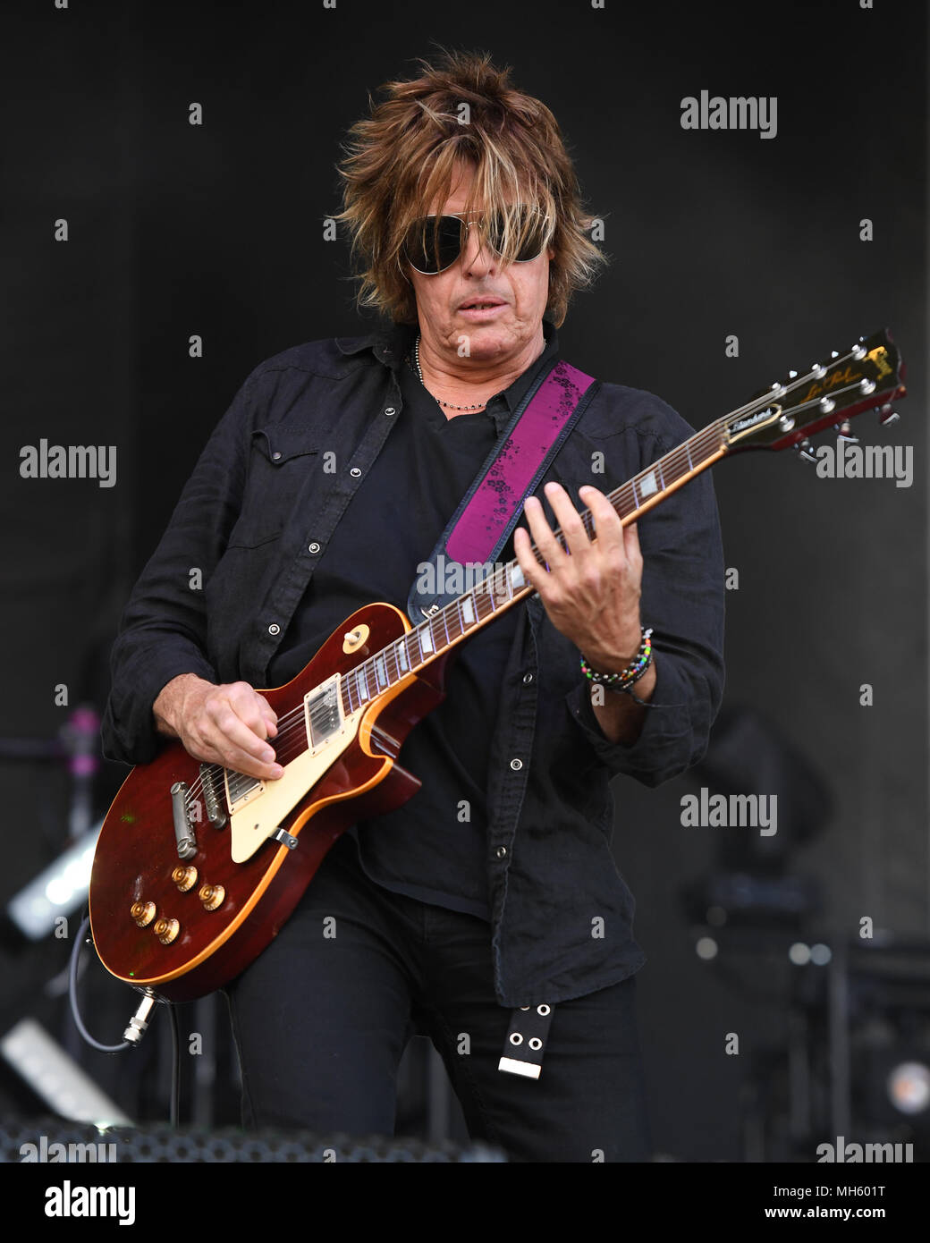 SUNRISE FL - 29 aprile: Dean cetta di Stone Temple Pilots esegue durante il Fort Rock a Markham Park il 29 aprile 2018 in Sunrise, Florida. Credito: mpi04/MediaPunch Foto Stock