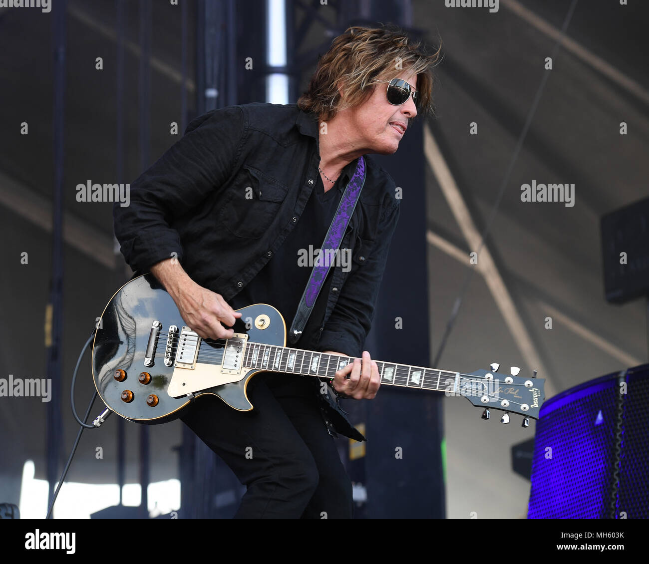 SUNRISE FL - 29 aprile: Dean cetta di Stone Temple Pilots esegue durante il Fort Rock a Markham Park il 29 aprile 2018 in Sunrise, Florida. Credito: mpi04/MediaPunch Foto Stock