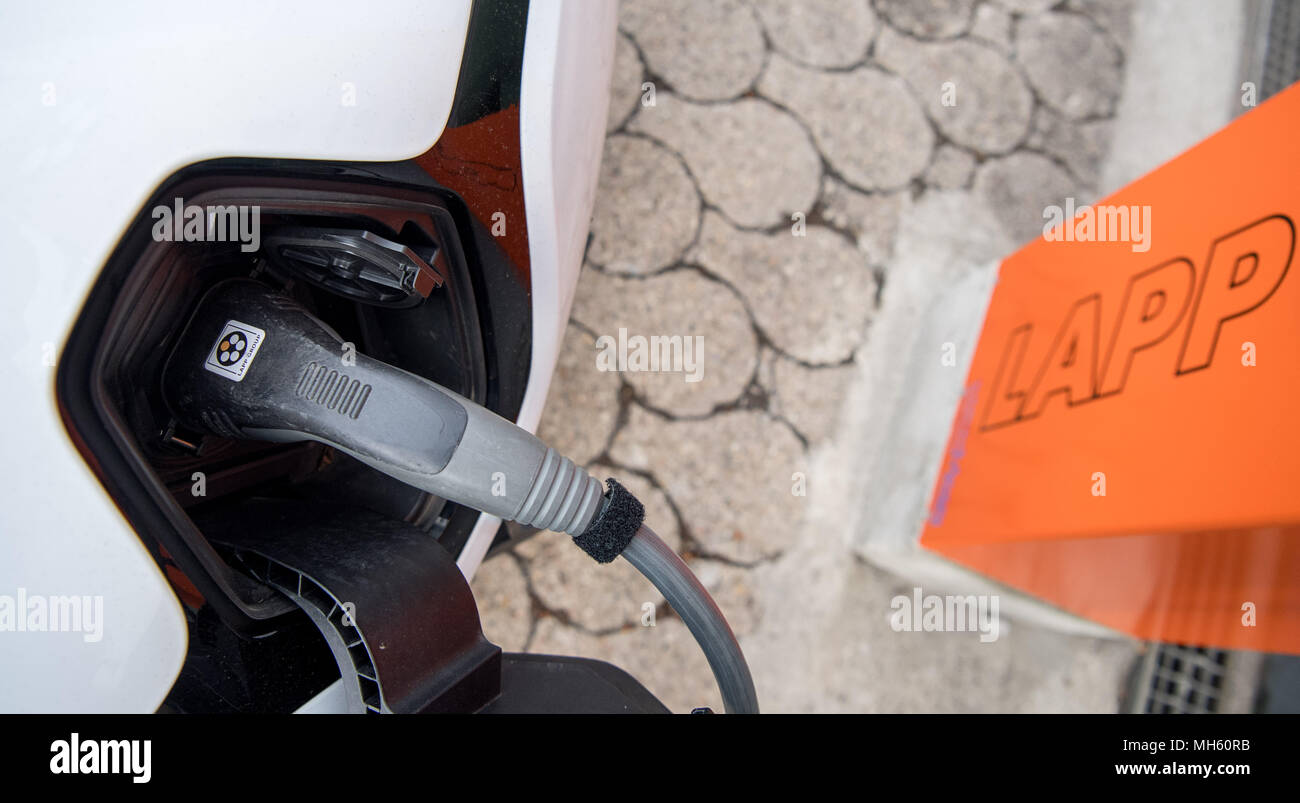 16 aprile 2018, Germania Stoccarda: Un e-car è in carica presso la sede del produttore di cavi "Lapp'. Foto: Sebastian Gollnow/dpa Foto Stock